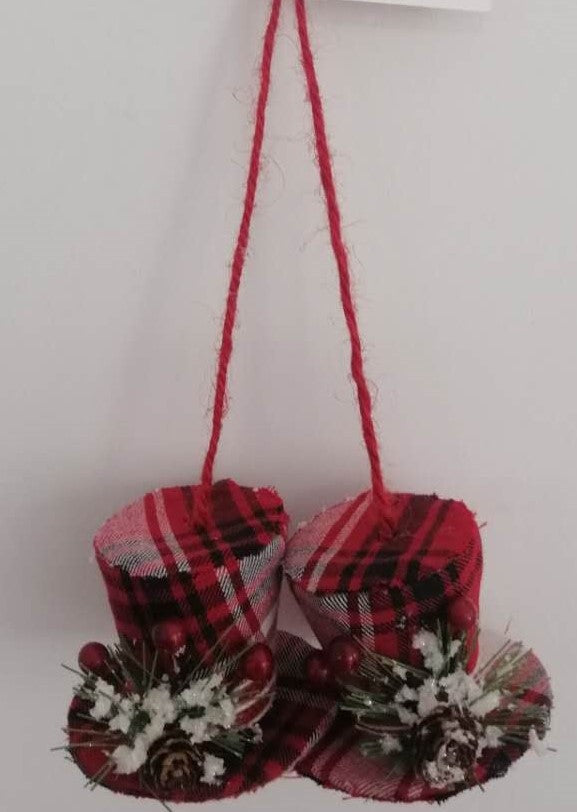 2 HANG HATS